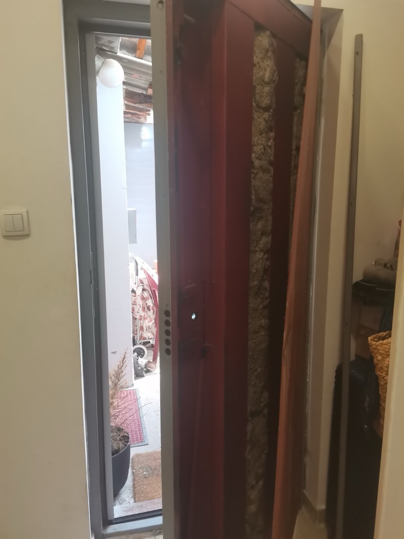 Otvorena blindirana vrata tokom zamene mehanizma